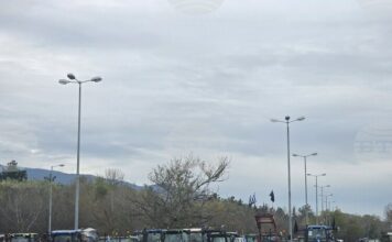 Заради блокада от гръцките фермери ще има затруднения при преминаването на леки и тежкотоварни автомобили през граничните преходи с Гърция