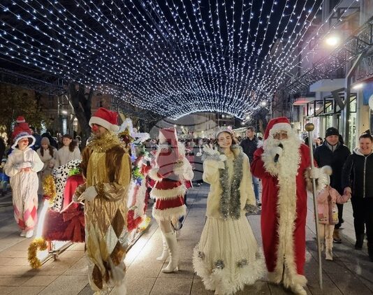 Във Враца запалиха светлините на коледната елха с празнично шествие и програма