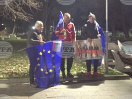 Граждани се събират на митинг в Луковит