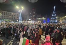 В Свищов граждани протестират с искане за оставка на правителството