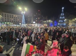 В Свищов граждани протестират с искане за оставка на правителството