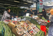 Екипът на Общински пазари в Разград помага на деца и младежи от преходното жилище в града чрез коледен благотворителен базар