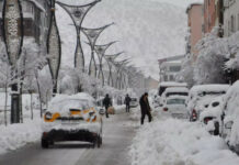 Обилни снеговалежи и бури удариха едновременно няколко района на Турция.