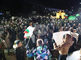 С викове „Оставка“ благоевградчани протестираха на централния площад