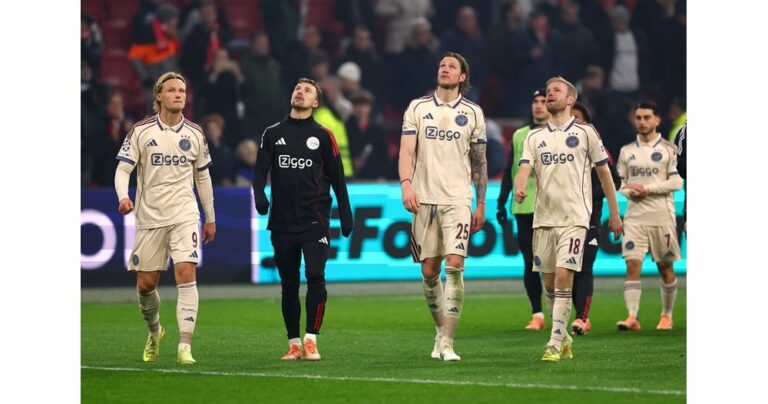 Фен на гостуващ тим пробяга 72 км до стадиона на „Аякс“