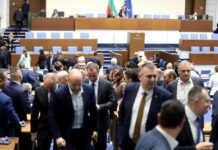 Кабинетът си отива, еврото остава, а Радев завъртя рулетката (Обзор)