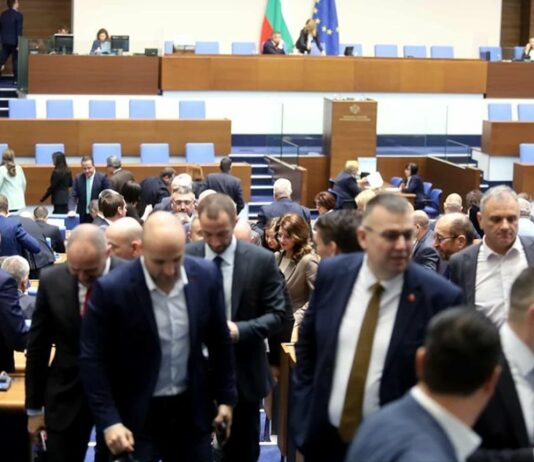 Кабинетът си отива, еврото остава, а Радев завъртя рулетката (Обзор)