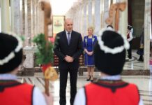 Ученици от Русе представиха пред президента родния обичай Коледуване (Снимки)