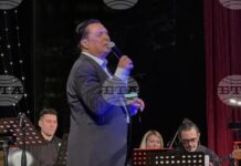 Васил Петров изправи на крака публиката в Казанлък с изпълненията си от програмата „30 години на сцена“