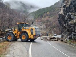 БТА :: Свлачище затрудняваше движението по пътя Асеновград