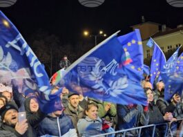 Част от лозунгите на митинга в Кърджали гласяха „България е една, не ни разделяйте“ и „С вас сме, г-н Пеевски“