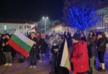 Протестиращи от няколко поколения поискаха в Смолян оставката на правителството