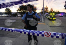 Полицията потвърди, че при стрелбата на плажа Бонди в Сидни са загинали 10 души, сред които и единият от вероятните извършители