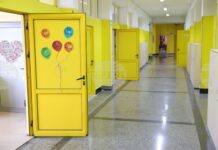 Русенското училище „Любен Каравелов“ организира коледен благотворителен базар в подкрепа на момиче със сколиоза