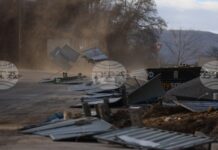 Жена загина, след като дърво падна върху автомобила на семейството ѝ, аварийните екипи реагираха на много сигнали в страната заради силния вятър