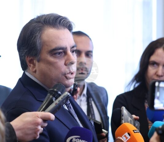 Коалицията ни е единна и ако иска Румен Радев, може да ни подкрепи, заяви председателят на „Продължаваме промяната“ Асен Василев