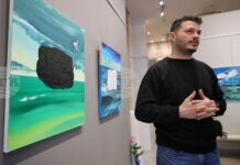 Художникът Стоян Илев представя пред бургаската публика изложбата си „Плитки вълни“