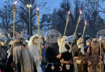 Кукери шестваха в Долна Митрополия на Ивановден, за да прогонят злото и да донесат здраве и плодородие