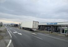 Към този момент леките автомобили и автобусите преминават нормално през граничен преход "Кулата-Промахон"