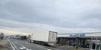 Към този момент леките автомобили и автобусите преминават нормално през граничен преход "Кулата-Промахон"