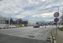 Ограничено е движението на тежкотоварни автомобили над 12 тона при граничен преход „Кулата-Промахон“