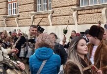 Шампионът по бокс Тервел Пулев и неговото семейство бяха сурвакари към пернишката група от Богданов дол