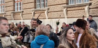 Шампионът по бокс Тервел Пулев и неговото семейство бяха сурвакари към пернишката група от Богданов дол