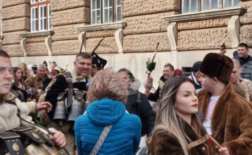 Шампионът по бокс Тервел Пулев и неговото семейство бяха сурвакари към пернишката група от Богданов дол