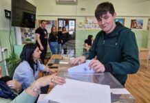 В пернишко училище учениците пресъздадоха изборен процес за новия председател на Ученическия съвет