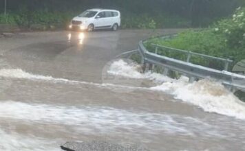 Два пътни участъка в община Ивайловград са затворени заради наводнения, съобщи Областната администрация в Хасково