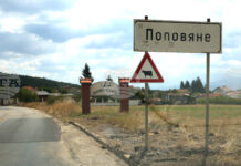 Щъркелово гнездо е паднало от електрически стълб в самоковското село Поповяне вследствие на силния вятър