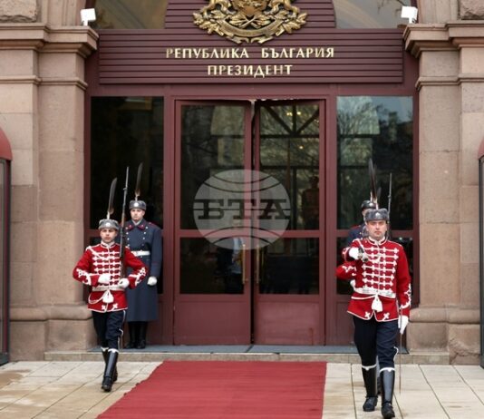 Румен Радев излезе от сградата на президентството