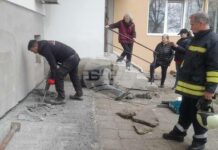 В Бургас спасиха коте, зазидано под блок по време на строителни дейности