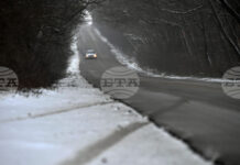 На проходa Шипка вали слаб сняг, пътната настилка е мокра, видимостта е добра