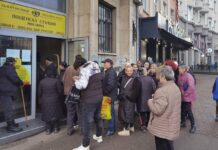 Първото евро на пенсионерите – за ток, парно и за внуците, чакаха го още по тъмно пред пощите (Обзор)