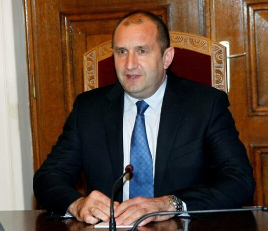 (Анти)симпатизанти преброиха върху ръката на Радев 15 000 евро, но са 518 долара