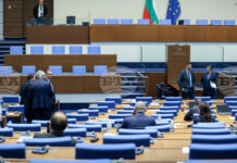Парламентът не успя да започне работа поради липса на кворум, следващият опит е след половин час