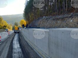 Поради опасност от свличане е ограничено движението в района на анкерната стена на пътя София-Ботевград, съобщиха от АПИ