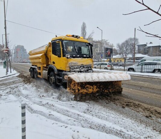 Общо 670 снегорина обработват настилките по републиканските пътища
