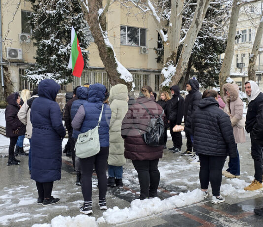 Граждани на Видин се събраха с искане за затваряне на заведение в центъра или за смяна на охраната му след побой над младежи пред обекта
