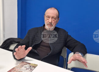 Приоритет за проф. Димитър Чолаков е да учи студентите по „Визуални изкуства“ в Търговище да възприемат света и като настроения