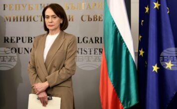 Служебният министър на външните работи Надежда Нейнски разговаря с колегите си от Египет и ОАЕ за ситуацията в Близкия изток