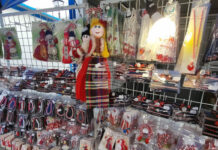 Мартеници от вълна се търсят най-много на базара в Русе, а цената им не се е променила от миналата година, казаха за БТА търговци