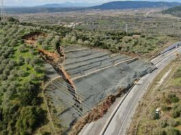 Магистрала в Гърция остава затворена за втори ден след свлачище