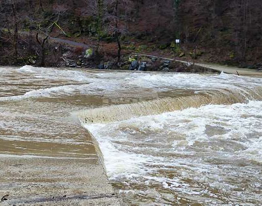 Часове след отмяната на частичното бедствено положение в община Ардино отново е обявено такова заради заливане на моста до Китница