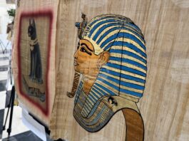 Доброволец от Египет представи културата на страната си в изложба на папирусни илюстрации в Казанлък