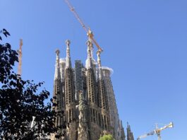 Саграда Фамилия в Барселона се превърна в най-високата църква в света. След почти 150 години на върха ѝ е поставен кръст.