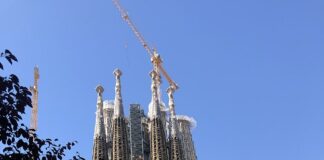 Саграда Фамилия в Барселона се превърна в най-високата църква в света. След почти 150 години на върха ѝ е поставен кръст.