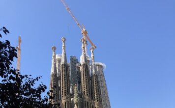 Саграда Фамилия в Барселона се превърна в най-високата църква в света. След почти 150 години на върха ѝ е поставен кръст.