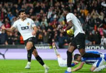 Валенсия ликува в огромна драма с дузпи, обрати и червени картони